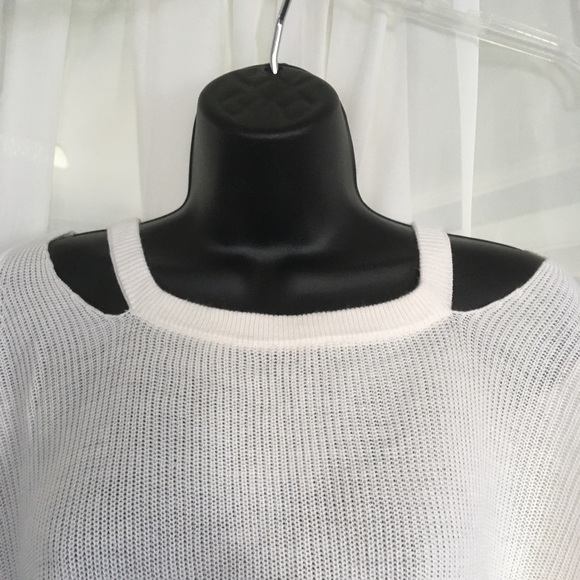 Open shoulder light weight sweater - Picture 2 of 5